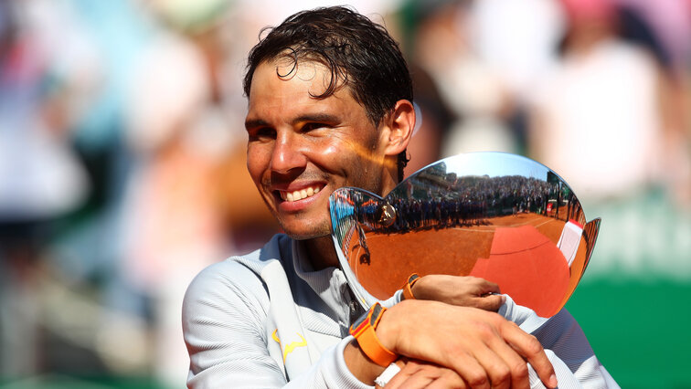 Rafael Nadal mit der Siegertrophäe 2018 Rafael Nadal with the 2018 trophy