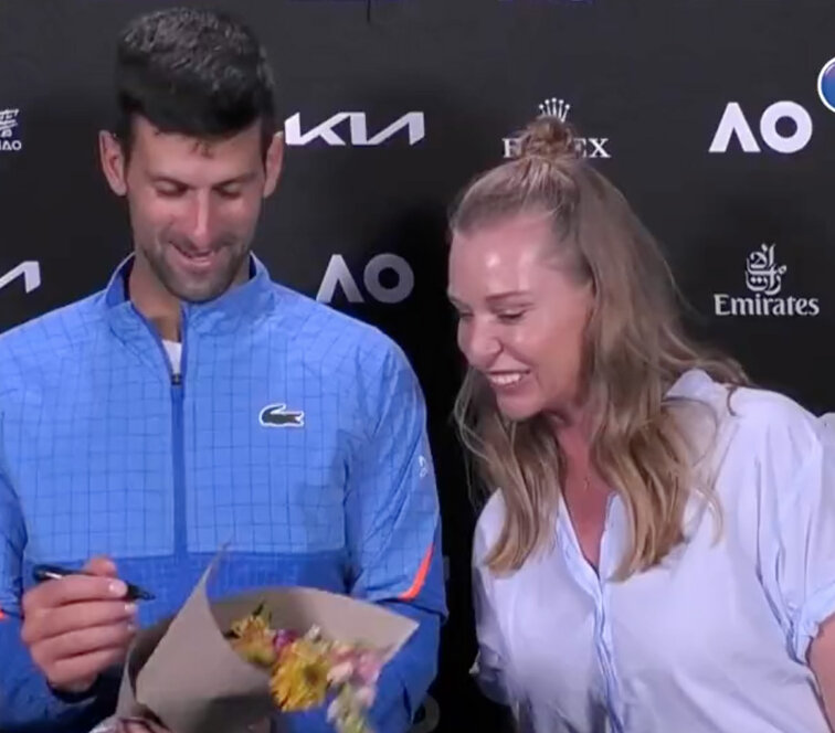Kleine Geschenke erhalten die Freundschaft - Novak Djokovic und Babsi Schett am Mittwoch in Melbourne