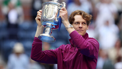 Jannik Sinner mit der Siegertrophäe bei den US Open 2024 Jannik Sinner mit der Siegertrophäe bei den US Open 2024