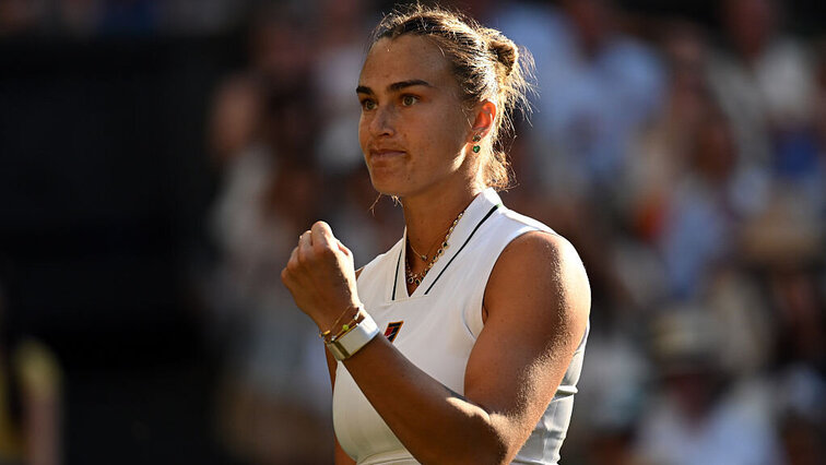 Mit einer starken Leistung triumphierte Aryna Sabalenka in der dritten Runde von Wimbledon im Duell der Grand-Slam-Championessen gegen Jelena Ostapenko. Getty Images
