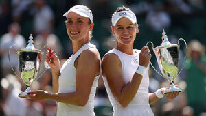 Elise Mertens und Veronika Kudermetova mit dem Siegerpokal in Wimbledon 2025