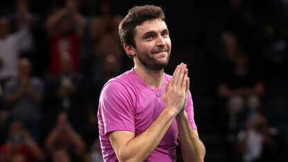 Ob Gilles Simon Daniil Medvedev hier für die Weiterbeschäftigung dankt? Ob Gilles Simon Daniil Medvedev hier für die Weiterbeschäftigung dankt?