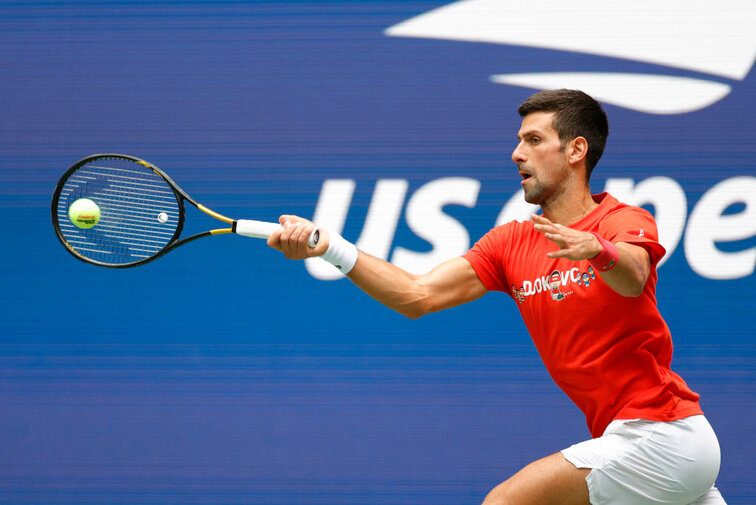 Novak Djokovic measures himself at the start with Holger Rune