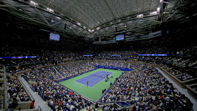 Closed roof: yes. Spectators: no.