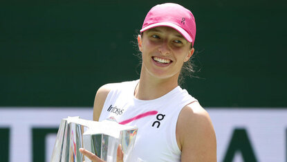 Iga Swiatek mit der Siegertrophäe in Indian Wells Iga Swiatek mit der Siegertrophäe in Indian Wells