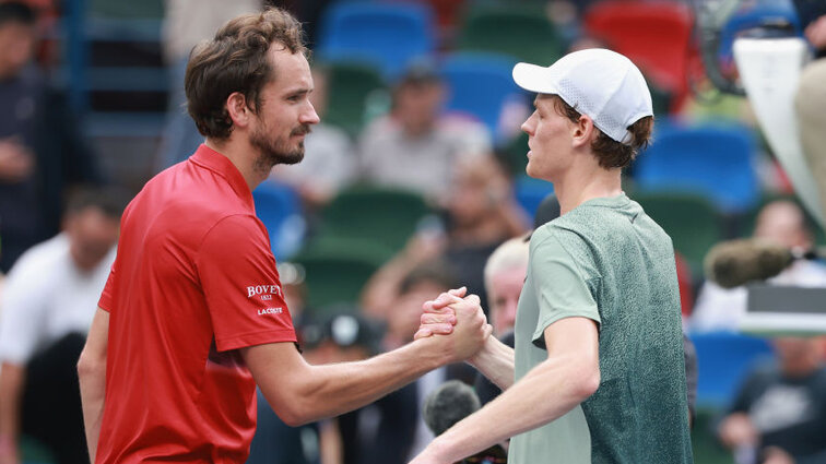 Daniil Medvedev und Jannik Sinner haben sich zuletzt in Shanghai gesehen Daniil Medvedev und Jannik Sinner haben sich zuletzt in Shanghai gesehen