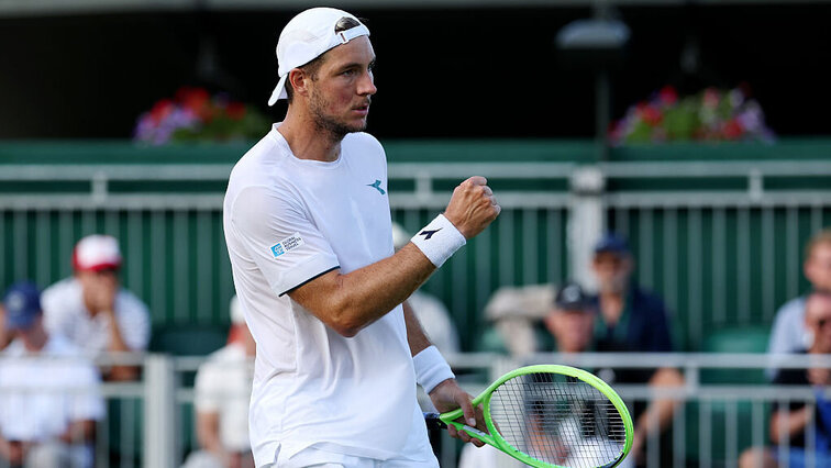Mit einer furiosen Leistung schaffte Jan-Lennard Struff erstmals den Einzug ins Achtelfinale von Wimbledon und konnte dabei gegen Daniil Medvedev alle drei Sätze nach Break-Rückstand für sich entscheiden. Getty Images