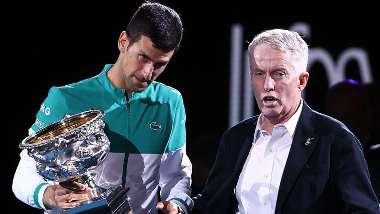 Wird Novak Djokovic auch 2022 den Siegerpokal von Craig Tiley überreicht bekommen?