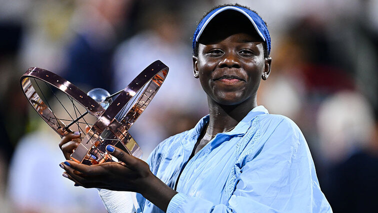 Victoria Mboko mit der Siegerinnen-Trophäe in Montreal 2025 Victoria Mboko mit der Siegerinnen-Trophäe in Montreal 2025