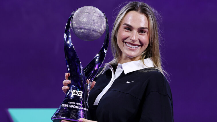 Aryna Sabalenka wurde in Riad mit der WTA-Trophäe für die Jahresend-Weltranglistenerste bedacht.