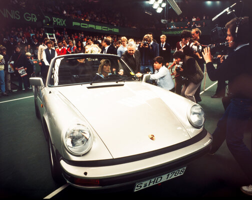Sie ist bis heute Rekordsiegerin: Martina Navratilova erhält ihr Siegerauto 1983, ein Porsche 911 Carrera Cabriolet, von Prof. Dr. Ferry Porsche höchstpersönlich überreicht. Martina Navratilova