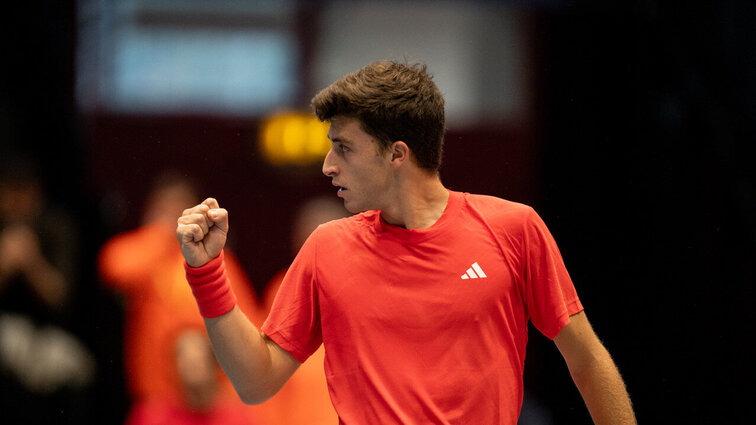 Turnierfavorit Luca Nardi besiegte Landsmann Giulio Zeppieri und steht im Einzelfinale der Koblenz Open. Turnierfavorit Luca Nardi besiegte Landsmann Giulio Zeppieri und steht im Einzelfinale der Koblenz Open.