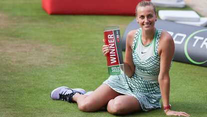 Petra Kvitova mit ihrer Siegertrophäe in Berlin Petra Kvitova mit ihrer Siegertrophäe in Berlin