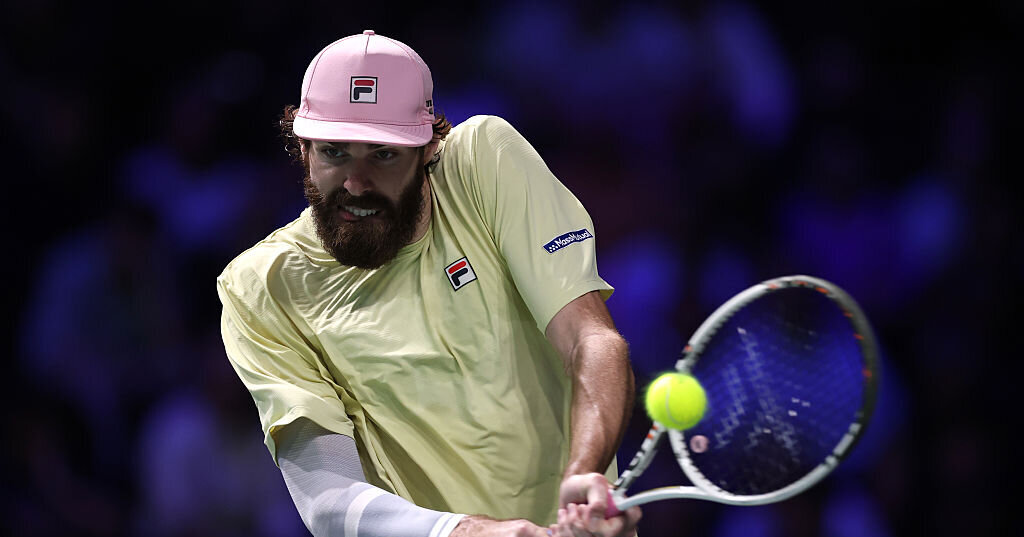 ATP-Brisbane-Reilly-Opelka-am-Netz-mit-Begegnung-auf-Augenh-he