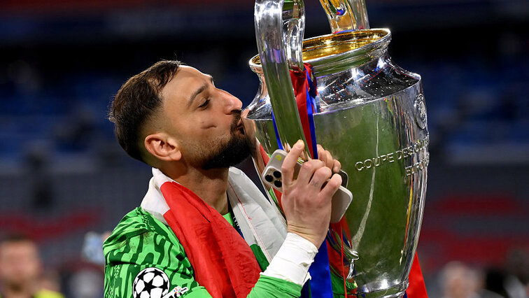 Tennisfan Gianluigi Donnarumma: Die Hände und das Handy am Pott Tennisfan Gianluigi Donnarumma: Die Hände und das Handy am Pott