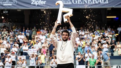 Kitzbühel-Champion Matteo Berrettini mit dem Siegerpokal Kitzbühel-Champion Matteo Berrettini mit dem Siegerpokal