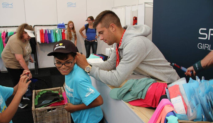 Borna Coric erfüllte jeden Autogrammwunsch.