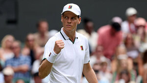 Jannik Sinner steht in Wimbledon lettlich doch souverän im Viertelfinale