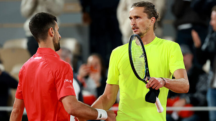 Novak Djokovic lässt sich von Alexander Zverev gratulieren Novak Djokovic lässt sich von Alexander Zverev gratulieren