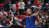 Daniil Medvedev sieht Jannik Sinner und Carlos Alcaraz als nahezu unbezwingbar. Daniil Medvedev sieht Jannik Sinner und Carlos Alcaraz als nahezu unbezwingbar.