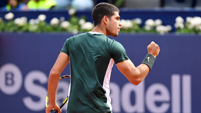 Carlos Alcaraz steht nach einem intensiven Match mit Stefanos Tsitsipas im Halbfinale von Barcelona