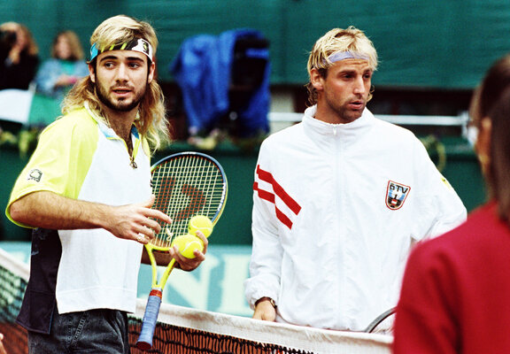 Addendum: A grip tape was also used for Thomas Muster