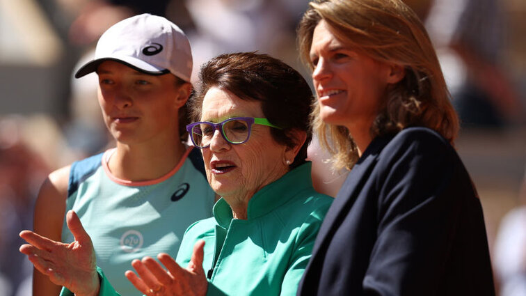 Billie Jean King mit Turniersiegerin Iga Swiatek und Turnierdirektorin Amélie Mauresmo