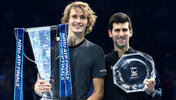 So hat es 2018 ausgesehen: Alexander Zverev mit dem großen Pokal, Novak Djokovic mit dem kleinen