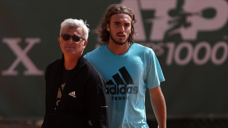 Nicht Stefanos (r.), sondern Vater Apostolos Tsitsipas (l.) drückte auf der Autobahn bei Athen zu schnell auf die Tube. Getty Images