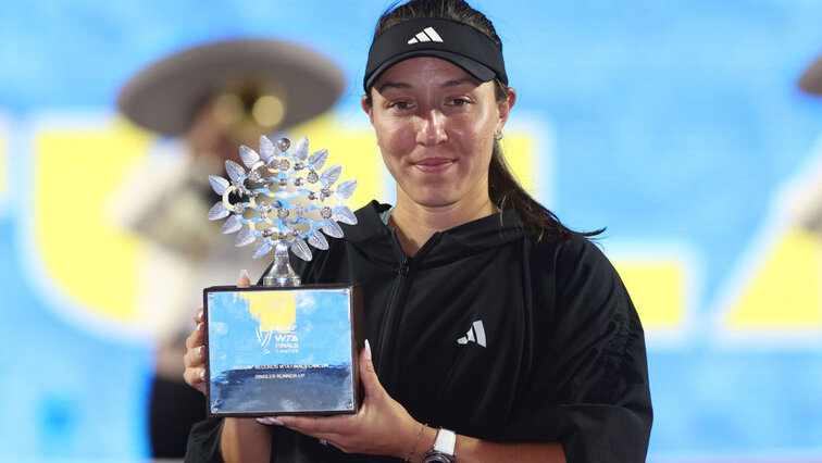 Jessica Pegula mit der Finalistinnen-Trophäe bei den WTA Finals in Cancun Jessica Pegula mit der Finalistinnen-Trophäe bei den WTA Finals in Cancun
