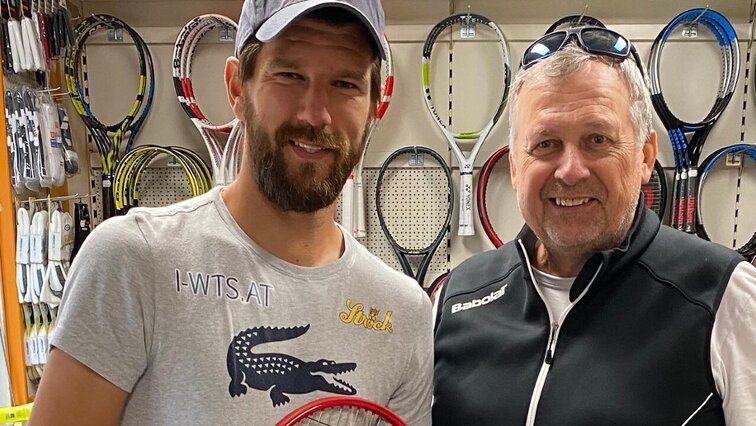 Peter Lehrner bespannt natürlich auch Tennisschläger für die österreichischen Granden Peter Lehrner of course also strings tennis rackets for the Austrian grandees