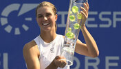 Lilli Tagger mit dem Siegerpokal in Prag