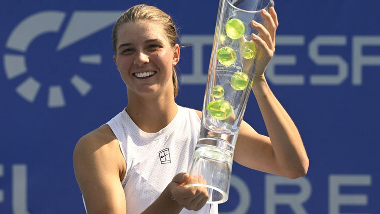 Lilli Tagger mit dem Siegerpokal in Prag