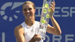 Lilli Tagger mit dem Siegerpokal in Prag