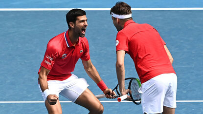 Novak Djokovic und Filip Krajinovic feiern den Erfolg gegen Kanada Novak Djokovic und Filip Krajinovic feiern den Erfolg gegen Kanada