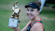 Linda Noskova mit der Siegertrophäe in Berlin