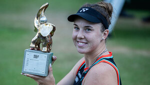 Linda Noskova mit der Siegertrophäe in Berlin