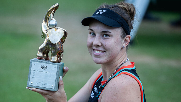 Linda Noskova mit der Siegertrophäe in Berlin Linda Noskova mit der Siegertrophäe in Berlin