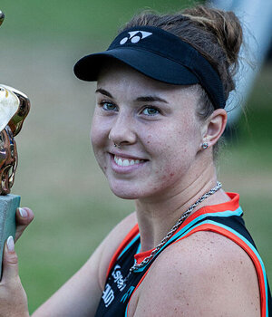 Linda Noskova mit der Siegertrophäe in Berlin