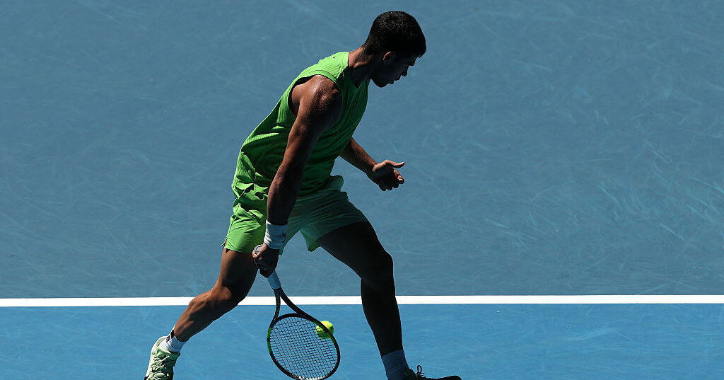 Australian-Open-Carlos-Alcaraz-wackelt-bei-Trickshot-Show-gegen-Corentin-Moutet-nur-kurz