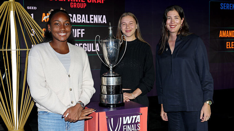 Titelverteidigerin Coco Gauff, Amanda Anisimova und Turnierdirektorin Garbine Muguruza (v.l.) bei der Auslosung der WTA-Finals 2025 in Riad. Getty Images