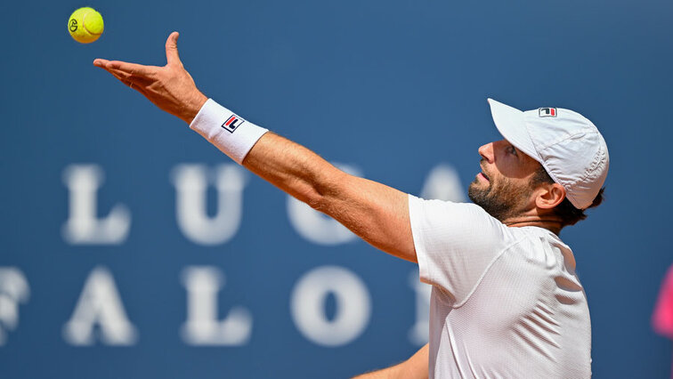 Die Bälle in Kitzbühel 2026 wirft Quentin Halys gerne in die Luft