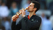 Novak Djokovic mit der Siegertrophäe in Madrid 2019