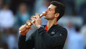 Novak Djokovic mit der Siegertrophäe in Madrid 2019
