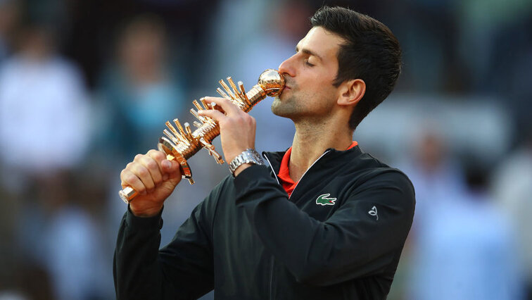 Novak Djokovic mit der Siegertrophäe in Madrid 2019