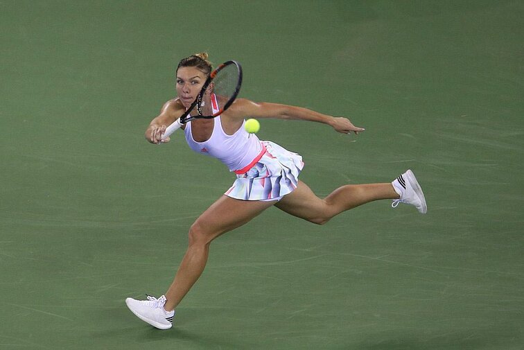Simona Halep fliegt über den Platz Simona Halep fliegt über den Platz