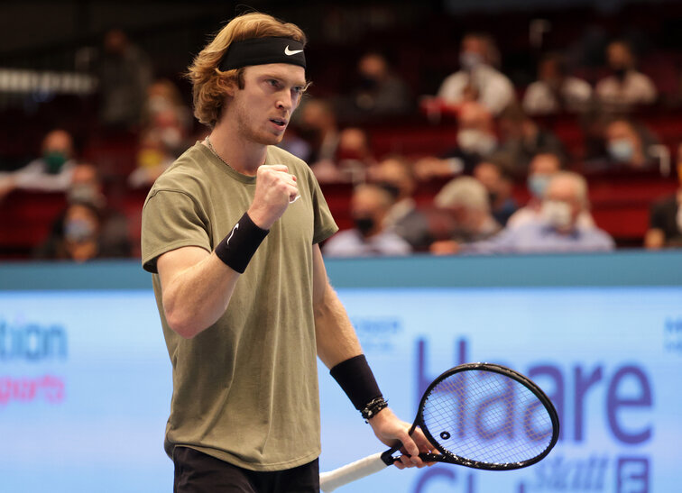Andrey Rublev beats defending champion Dominic Thiem and is in the semi-finals of the Erste Bank Open