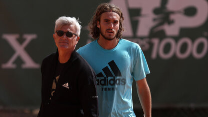 Für unbestimmte Zeit hat Stefanos Tsitsipas seinen Vater Apostolos nur privat um sich. Für unbestimmte Zeit hat Stefanos Tsitsipas seinen Vater Apostolos nur privat um sich.