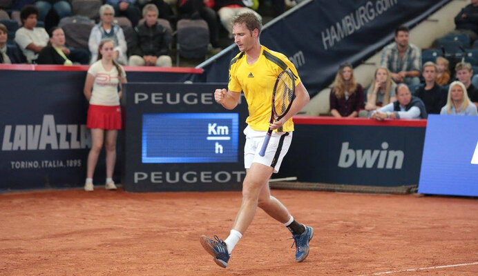 Florian Mayer sicherte sich am Montag einen Platz im Achtelfinale.