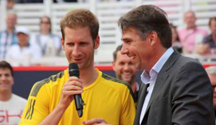Florian Mayer konnte bei der Siegerehrung mit Turnierdirektor Michael Stich schon wieder lachen.